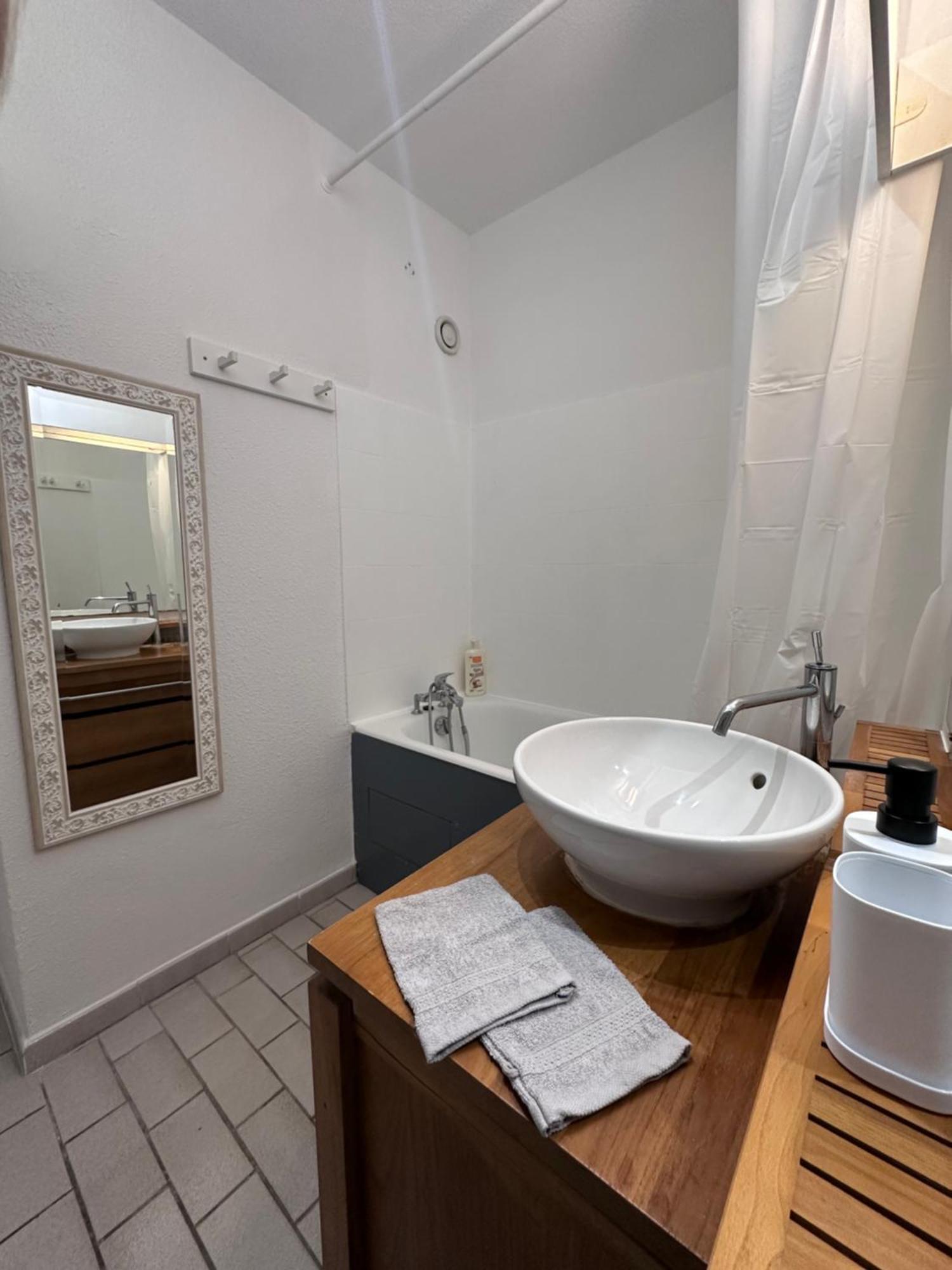 Studio Sur Le Port De Hyeres - A 2Min Des Plages, Clim & Balcon ภายนอก รูปภาพ