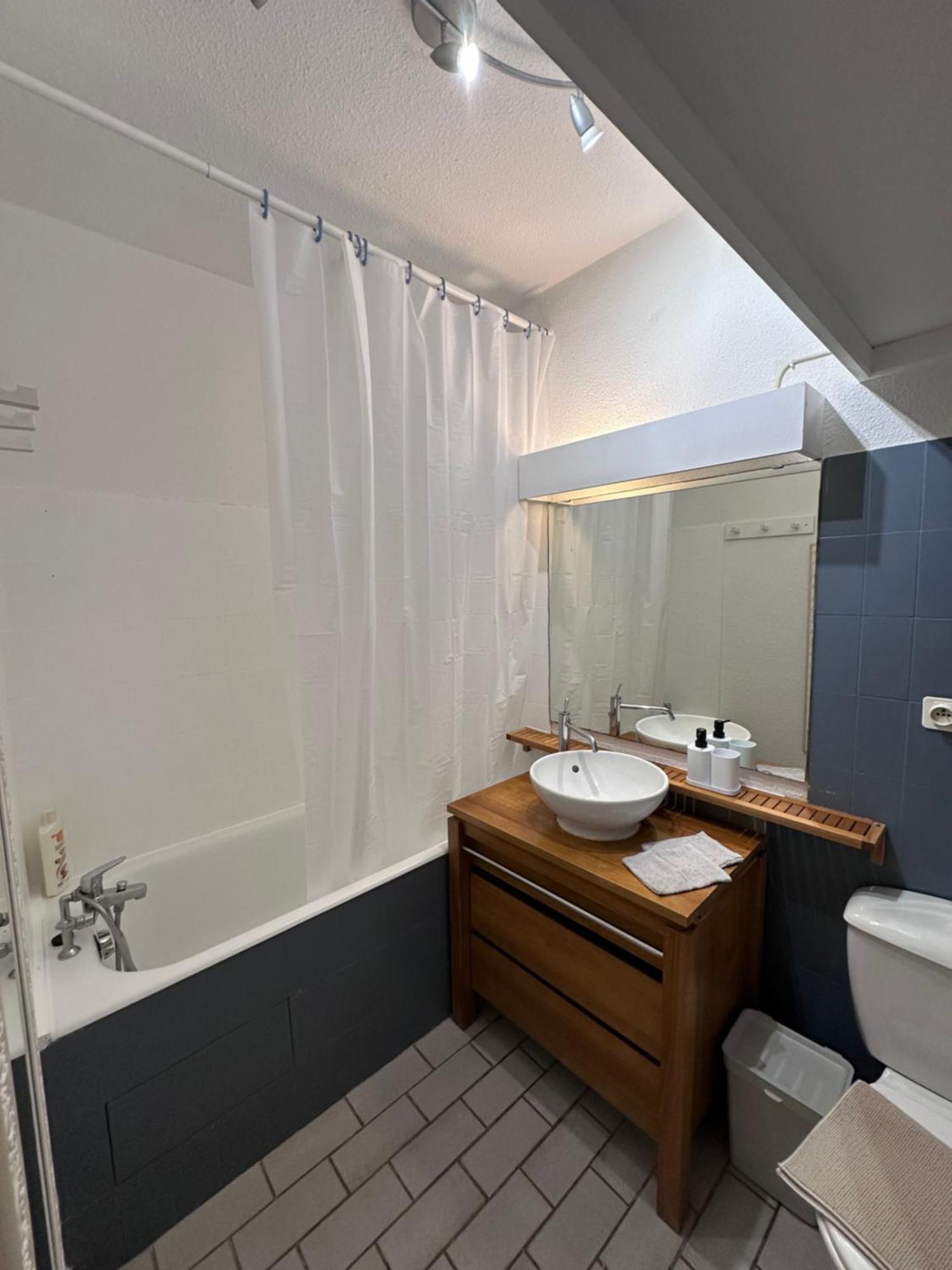 Studio Sur Le Port De Hyeres - A 2Min Des Plages, Clim & Balcon ภายนอก รูปภาพ