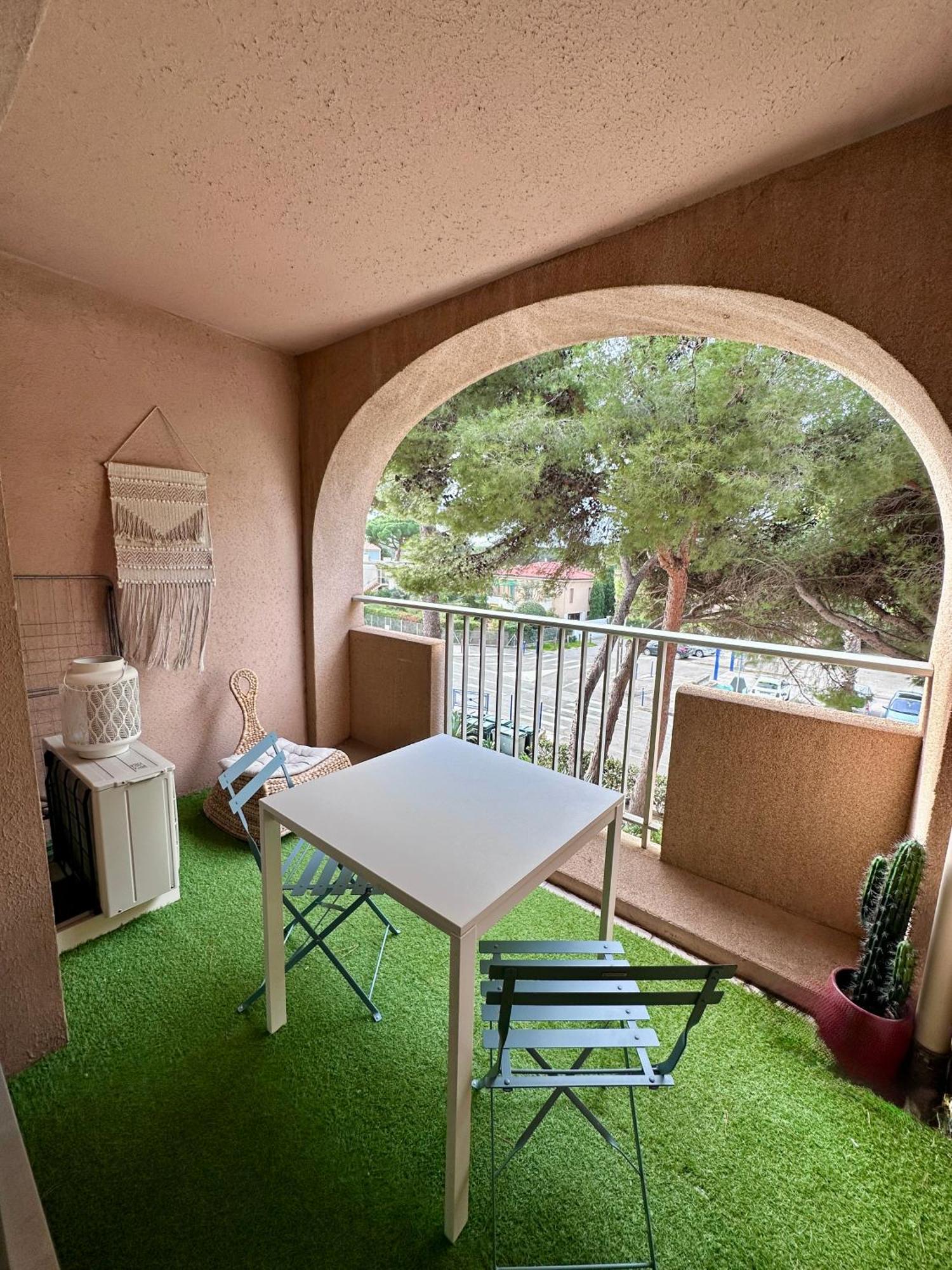 Studio Sur Le Port De Hyeres - A 2Min Des Plages, Clim & Balcon ภายนอก รูปภาพ